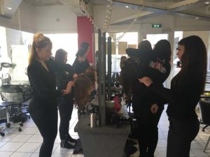 pratique-eleves-tetemalleable-formation-coupes_nantesacademiecoiffure